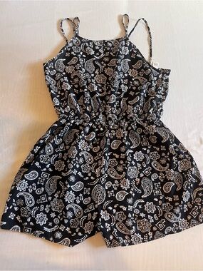 Black & White Paisley Strappy Sleeveless Drawstring Woven Romper Women’s L